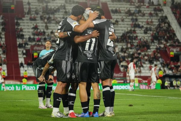 Central Córdoba le dio otro golpe a Huracán y se subió a la cima de la Zona A