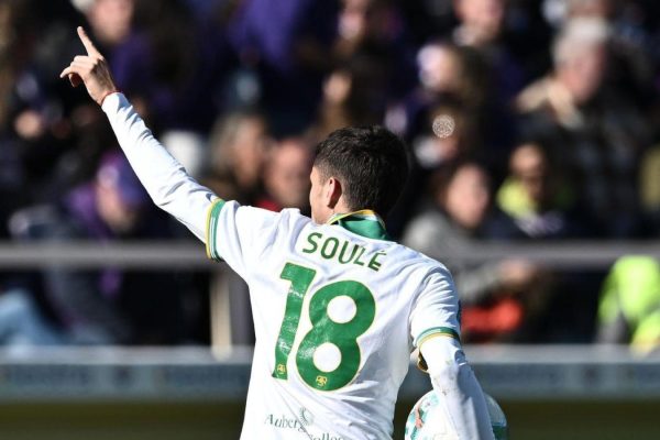 Con una gran actuación de Soulé, Roma ganó y sigue en la cima de la Serie A