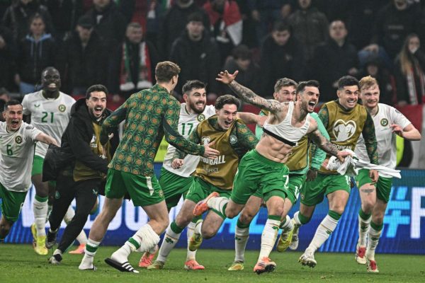 Irlanda remontó un partidazo ante Hungría y se metió en el repechaje por el Mundial