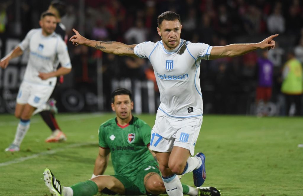 Racing cantó victoria ante Newell`s sobre el final