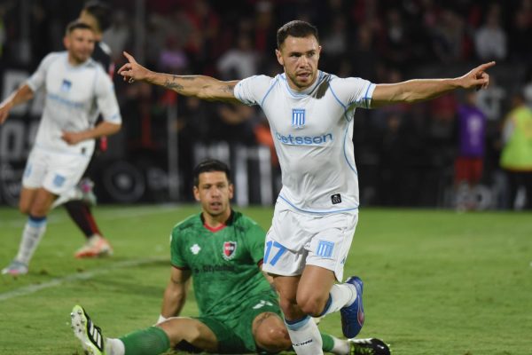 Racing cantó victoria ante Newell`s sobre el final
