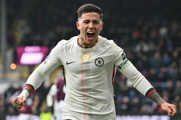 Con gol de Enzo Fernández, Chelsea ganó y trepó al segundo puesto