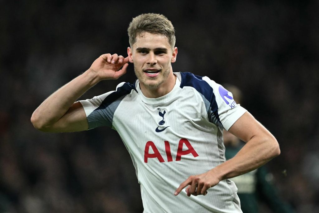 Con un gol maradoneano de Van de Ven, Tottenham aplastó a Copenhague