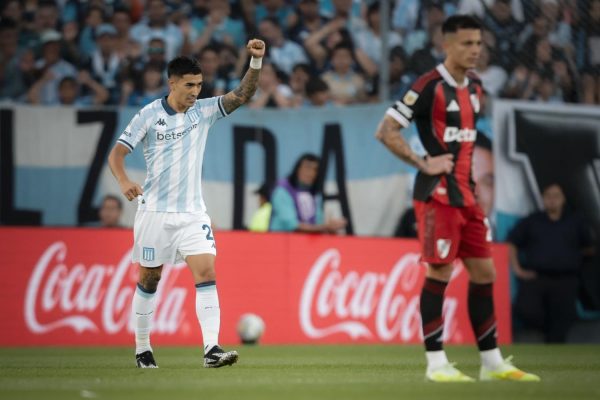 En un partidazo, Racing derrotó a River y sigue en el Clausura