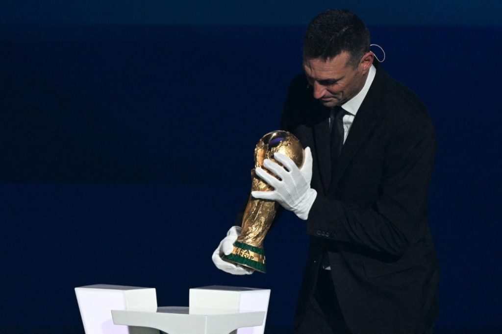 Scaloni entregó la Copa del Mundo y ya sueña con el bicampeonato: “Lo intentaremos de nuevo”