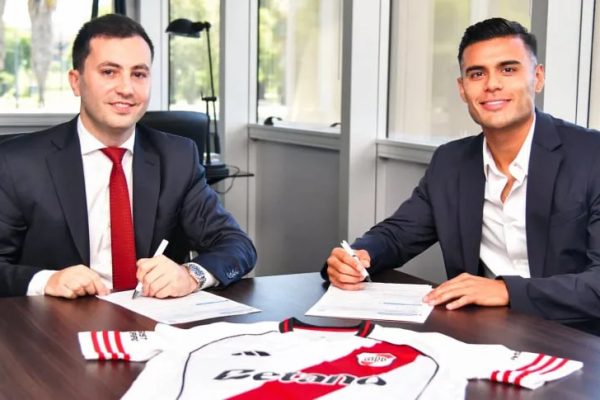 Puso el gancho: Fausto Vera fue presentado como nuevo jugador de River