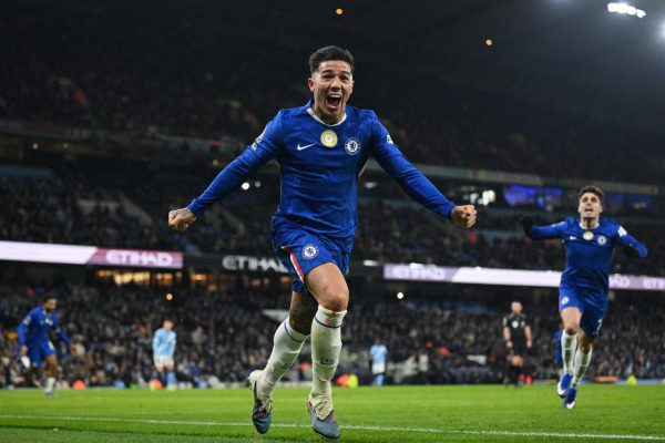 Con gol de Enzo Fernández, Chelsea amargó a Manchester City, que se aleja de la cima