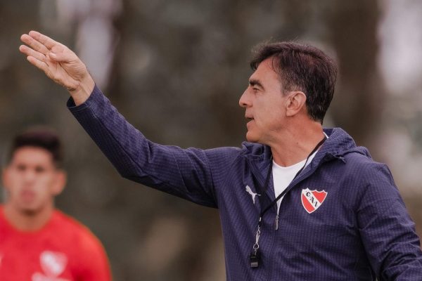 Gustavo Quinteros no se achica y pone la vara alta en Independiente: “Somos candidatos”