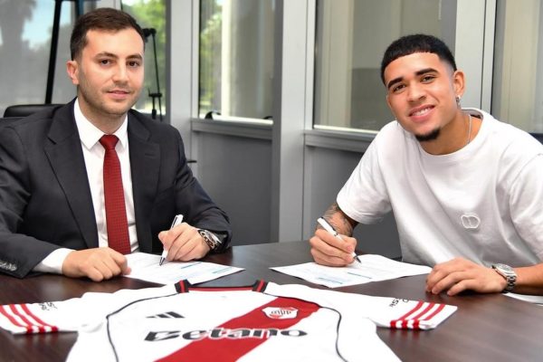River hizo oficial el arribo de Kendry Páez