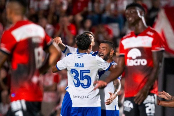 Vélez arrancó el torneo con una victoria ante Instituto