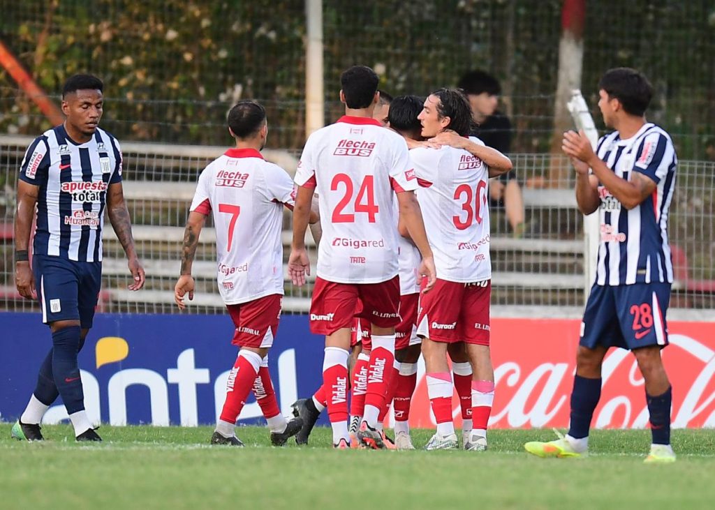 Unión amargó el debut de Advíncula y venció a Alianza Lima