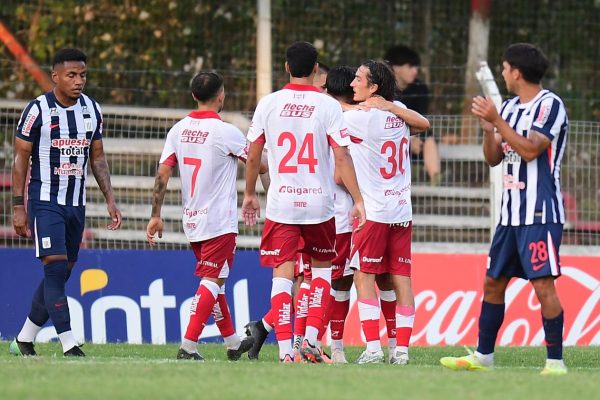 Unión amargó el debut de Advíncula y venció a Alianza Lima