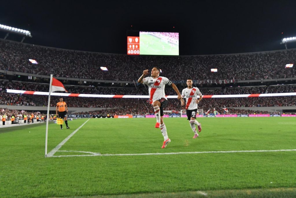 Al ritmo de Juanfer Quintero, River le ganó a Gimnasia y sigue de festejo