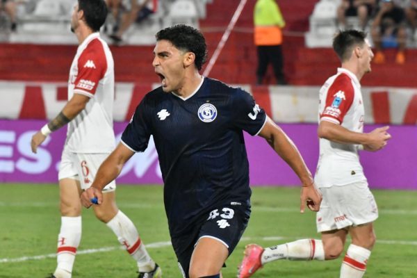 Independiente Rivadavia se lo dio vuelta a Huracán y sigue de racha