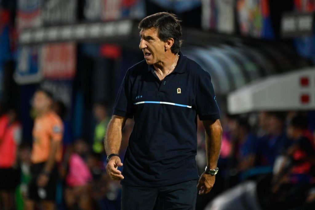 El enojo de Costas con sus jugadores tras otra derrota de Racing: “Es muy fácil para el rival”