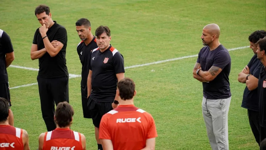 Estudiantes presentó a Alexander Medina como nuevo entrenador tras la ida de Eduardo Domínguez