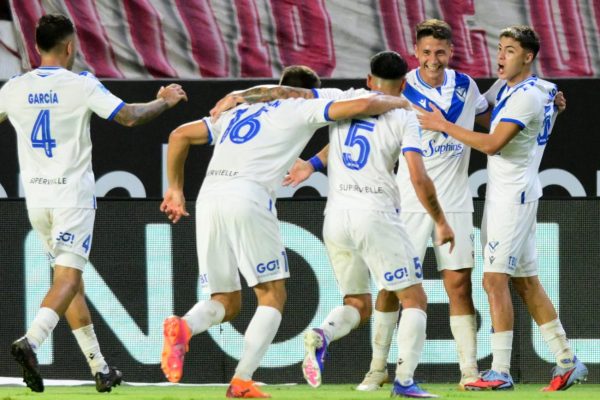 Vélez derrotó a Estudiantes y quedó como único puntero