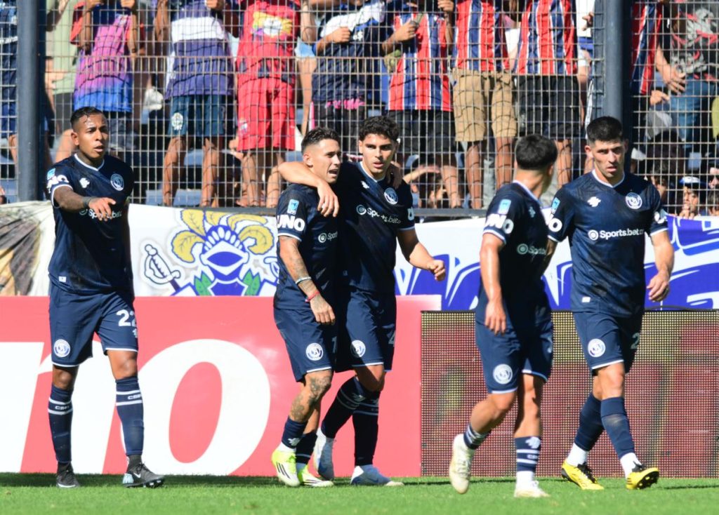 EN un partido lleno de goles, Independiente Rivadavia venció a Gimnasia