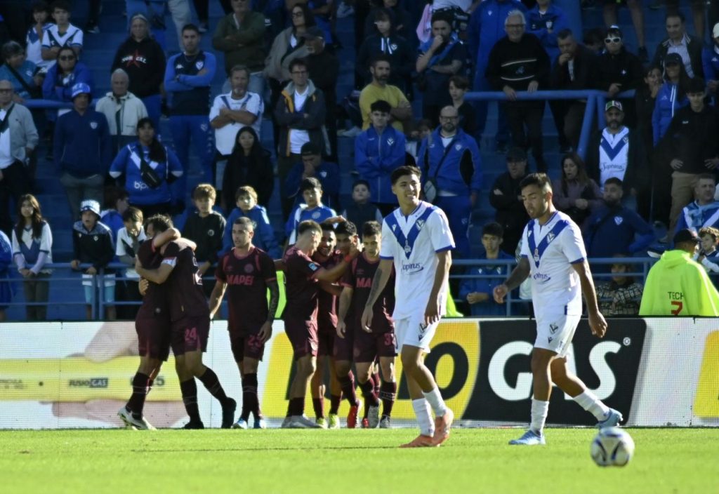 Lanús le sacó el invicto al líder Vélez y quedó como escolta de la zona A