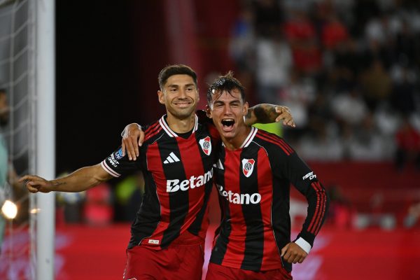 En un partido con polémicas, River venció a Huracán