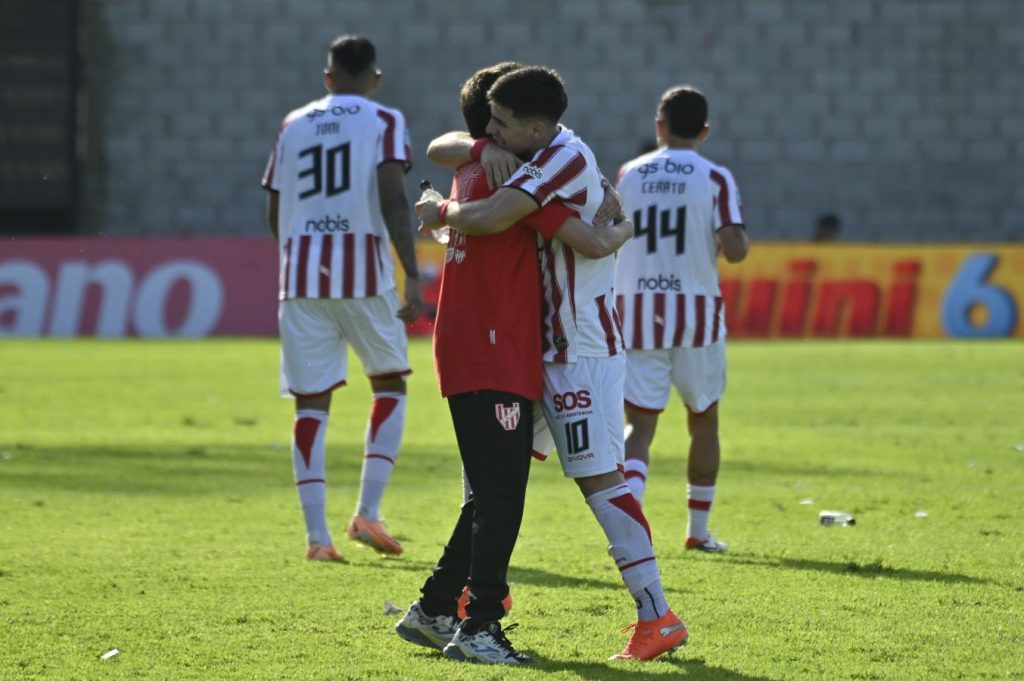 Instituto le ganó a Riestra y da pelea en la Zona A