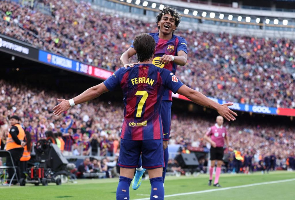 Barcelona goleó a Espanyol en el clásico catalán y le sacó nueve puntos de ventaja a Real Madrid