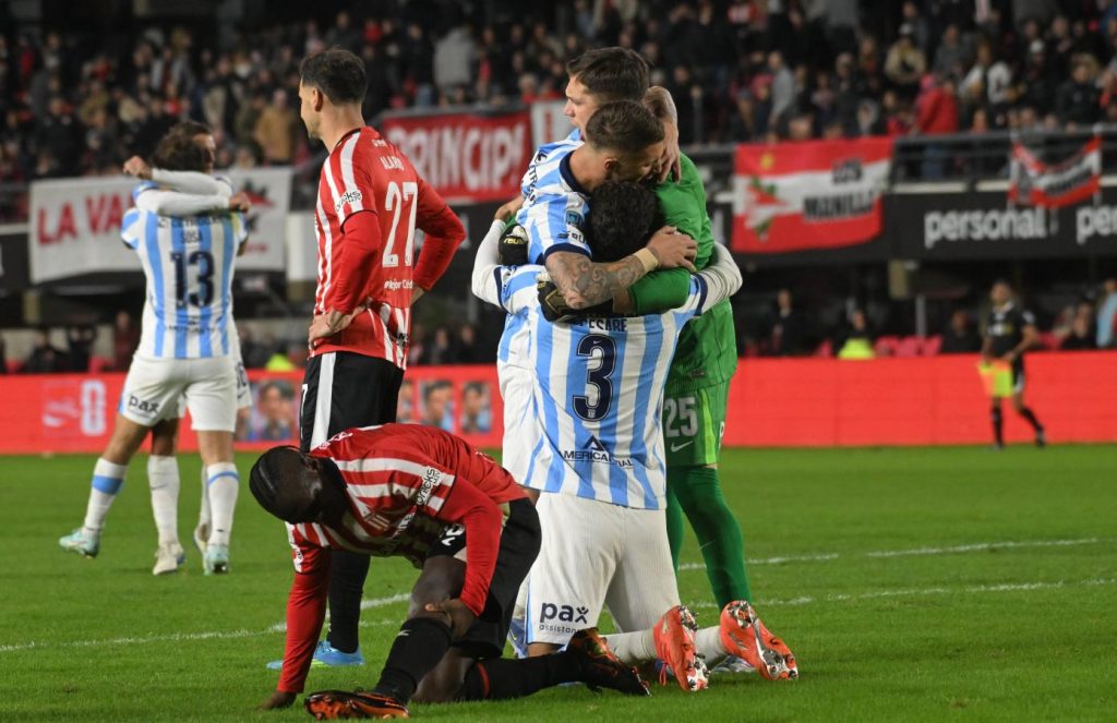 Sobre el final, Racing cantó victoria ante Estudiantes y se ilusiona