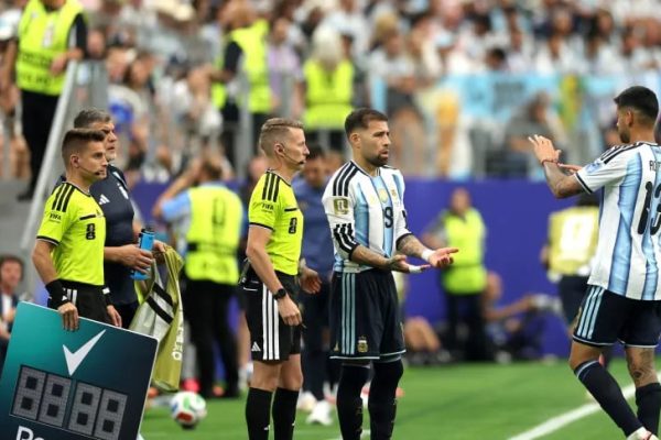 Cuti Romero llevó tranquilidad en Argentina tras salir por dolores en su rodilla: “En tres o cuatro días estoy de nuevo”