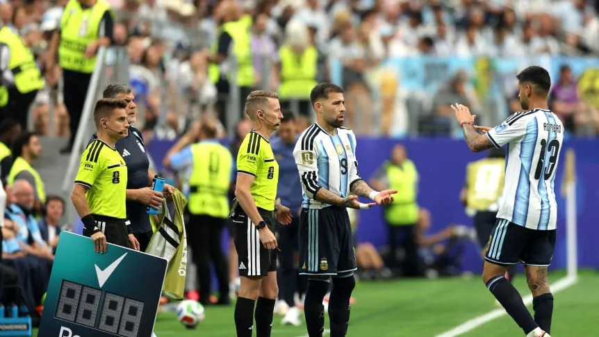 Cuti Romero llevó tranquilidad en Argentina tras salir por dolores en su rodilla: “En tres o cuatro días estoy de nuevo”